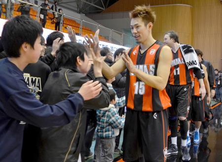 　活動再開後初のホーム戦を終え、ファンとタッチするバスケットボール・ＮＢＬ和歌山の選手たち＝３１日、和歌山市