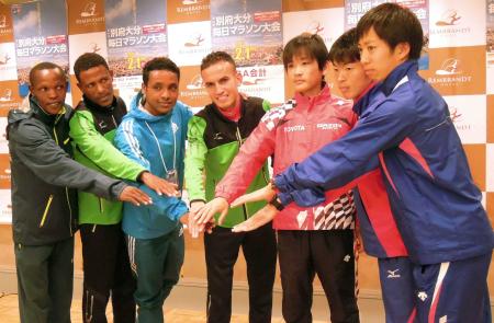 　選手生命をかけて今大会に臨む尾田賢典（右から３人目）。左端は昨年優勝のキプリモ