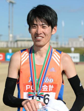 　２時間１０分４６秒で日本勢トップの２位でゴールし、笑顔を見せる門田浩樹＝大分市営陸上競技場