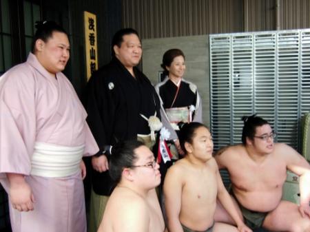 おかみさん、４人の弟子と記念撮影する浅香山親方（東京・墨田区の浅香山部屋）