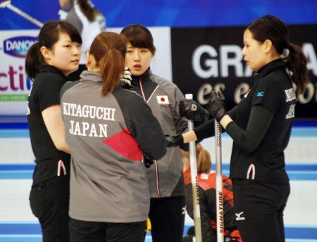 　カーリング女子１次リーグ初戦のスイス戦で試合中に話し合う日本の南（右から２人目）ら＝グラナダ（共同）