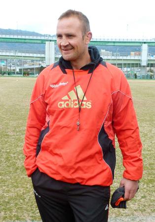 　ラグビーの日本選手権を前に、取材に応じる神戸製鋼のニコラス・ホルテン・ヘッドコーチ代行