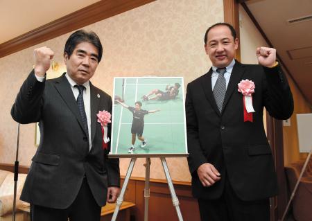 　五輪でのメダル獲得選手輩出を誓った日本バドミントン協会・能登事務局長（左）、舛田ＪＯＣ専任コーチ（撮影・北野将市）