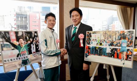 　ホワイトベアを受賞した青学大・原監督（右）と久保田（撮影・佐々木彰尚）