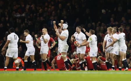 　喜ぶイングランドチーム（ゲッティ＝共同）