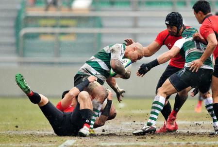 　前半、帝京大ＤＦ陣の果敢なタックルに苦戦するＮＥＣ・ラトゥ（左から２人目）