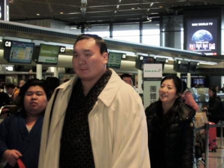 紗代子夫人（後方）とともにモンゴルに帰国するため空港に姿を見せた白鵬（千葉・成田空港）