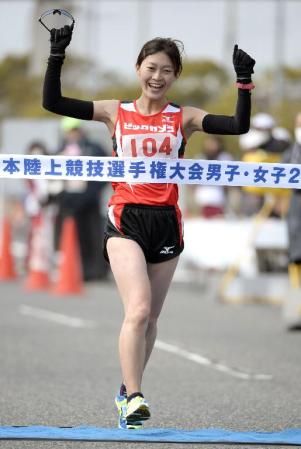 　女子で１時間３１分５７秒で初制覇した岡田久美子