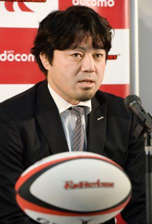 　記者会見で現役引退を表明する、ラグビー元日本代表の箕内拓郎＝１７日、大阪市