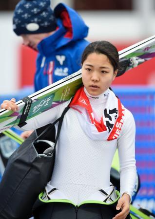 　公式練習を終え引き揚げるジャンプ女子の高梨沙羅＝ファルン（共同）