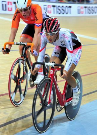 　女子ポイントレースで銀メダルを獲得した上野みなみ（右）＝パリ（共同）