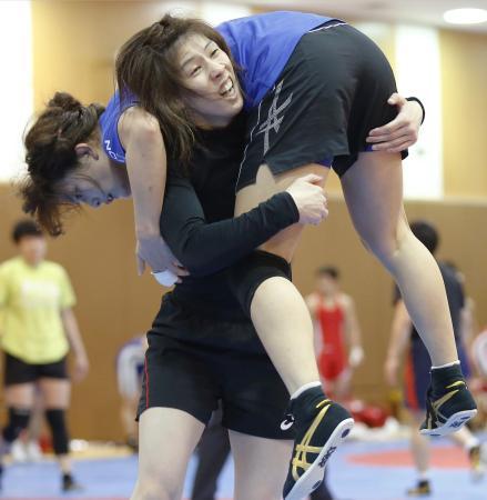 　レスリング日本代表の公開練習で調整する吉田沙保里（下）＝味の素ナショナルトレーニングセンター
