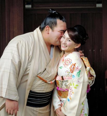 　婚約を発表し、石田祐未さん（右）の頬にキスする琴奨菊