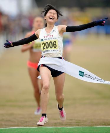 　一般女子６キロ　１９分５４秒で優勝した荘司麻衣＝福岡市・海の中道海浜公園