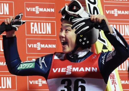 　ジャンプ女子でメダル獲得を決め、大喜びの伊藤有希