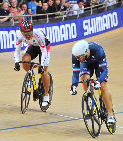 　男子スプリント１回戦でフランス選手に敗れた中川誠一郎（左）＝パリ（共同）