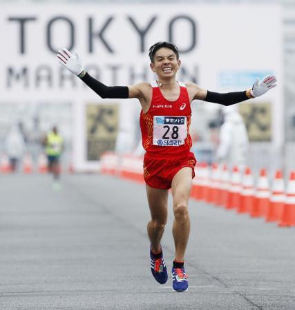 　２時間７分３９秒で、日本勢最高の７位でゴールする今井正人＝東京ビッグサイト