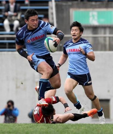 　後半、相手のタックルをかわして突進するヤマハ・五郎丸（左）＝撮影・横田信哉