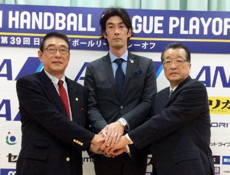 　記者会見を終え、撮影に応じるハンドボール男子日本代表の岩本真典新監督（中央）