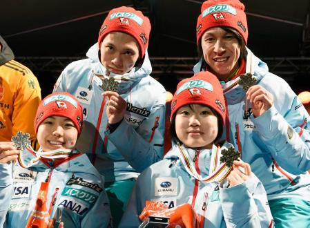 　ジャンプ混合団体で銅メダルを獲得した日本の（左上から時計回りに）竹内択、葛西紀明、伊藤有希、高梨沙羅（共同）