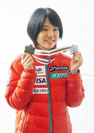 　ノルディックスキーの世界選手権で獲得した二つのメダルを手にする伊藤有希＝２４日、羽田空港