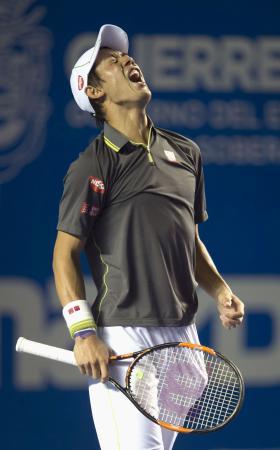 　テニスのメキシコ・オープン男子シングルス準決勝でケビン・アンダーソンを下し、喜ぶ錦織圭＝２７日、アカプルコ（共同）