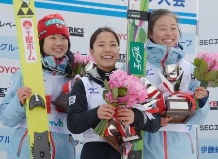　女子で優勝し表彰式で笑顔を見せる高梨沙羅（中央）。左は２位の伊藤有希、右は３位の勢藤優花
