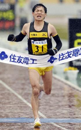 　２時間11分46秒で、日本人トップの４位だった前田和浩＝大津市皇子山陸上競技場