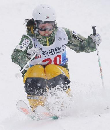 　デュアルモーグル女子決勝　コブを攻める伊藤さつき＝たざわ湖スキー場