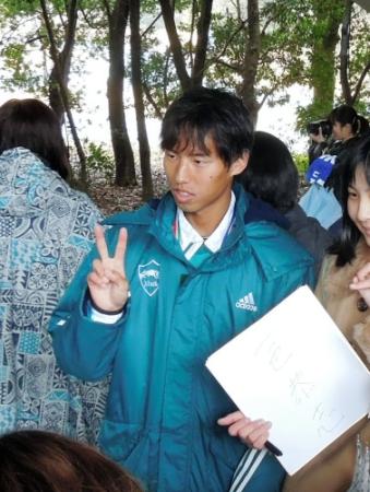 日本学生ハーフマラソンで優勝し、ファンと交流する青学大・一色
