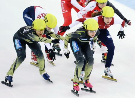 　女子３０００メートルリレー決勝　平井亜実（左端）からタッチを受けスタートする菊池純礼（先頭）＝大阪プールアイススケート場