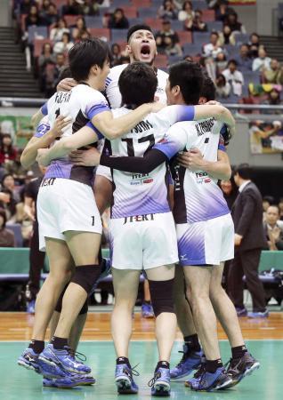 　パナソニックに競り勝ち、喜ぶジェイテクトの選手たち＝大阪市中央体育館