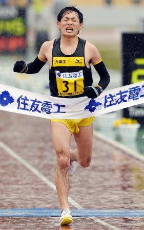 　２時間１１分４６秒で、日本人トップの４位だった前田和浩＝大津市皇子山陸上競技場