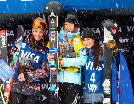 　フリースタイルスキーのＷ杯ハーフパイプ女子で初優勝し、笑顔の小野塚彩那（中央）＝共同