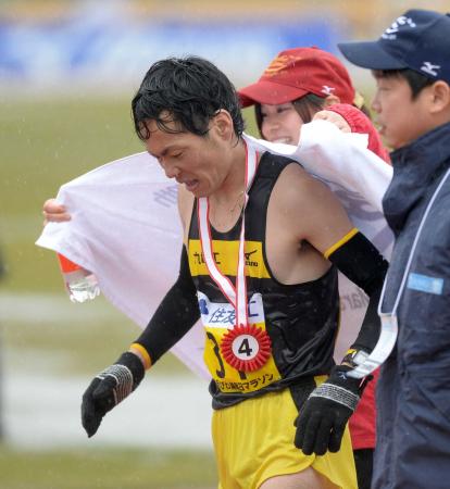 　日本人トップの４位入賞を果たしタオルを掛けられる前田和浩（撮影・吉留常人）