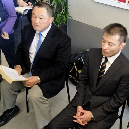 市販の風邪薬を服用した２選手に対する処分を発表した山下泰裕副会長（左）、南條監督ら＝都内