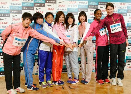 　名古屋ウィメンズマラソンを前に、記者会見でポーズをとる（左から）小原怜、伊藤舞、早川英里、前田彩里、岩出玲亜ら＝６日、名古屋市内のホテル