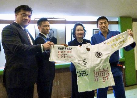 　柔道私塾の「講道学舎」閉塾式に出席した（左から）吉田秀彦氏、海老沼匡選手、中山美恵子会長、古賀稔彦氏＝７日、東京都世田谷区