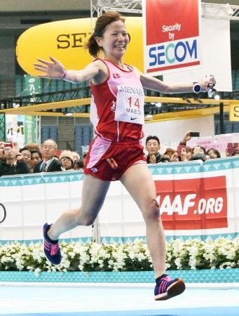 　２時間２２分４８秒でゴールする前田彩里。日本人トップの３位に入った＝ナゴヤドーム