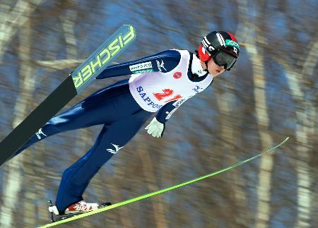 　女子で優勝した伊藤有希の１回目＝大倉山