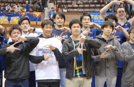 　招かれた福島県在住や同県出身の人たちと記念写真に納まる、バスケットボール男子の東京Ｚの渡辺拓馬選手（後列左から２人目）＝８日、東京都渋谷区