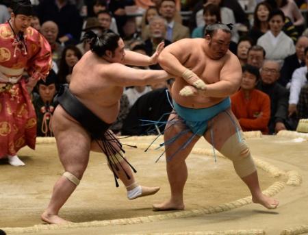 　千代鳳（左）に押し出される琴勇輝