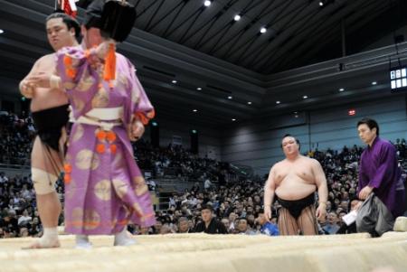 妙義龍（左端）に寄り切りで敗れ連敗を喫し、ぼう然とする稀勢の里＝ボディーメーカーコロシアム（撮影・開出　牧）