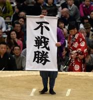 鶴竜休場…横綱初日不戦敗は６１年ぶり