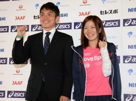 　世界選手権マラソン代表に選ばれ笑顔でガッツポーズをする今井正人（左）と前田彩里