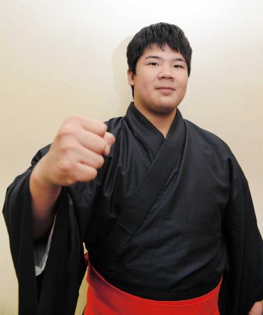 　一番出世となり支度部屋でガッツポーズを決める宇良