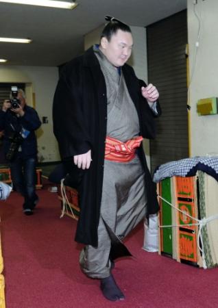 報道陣に背を向け無言で支度部屋から引き揚げる白鵬