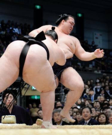 逸ノ城（手前）に押し出しで敗れた稀勢の里＝ボディメーカーコロシアム（撮影・開出　牧）