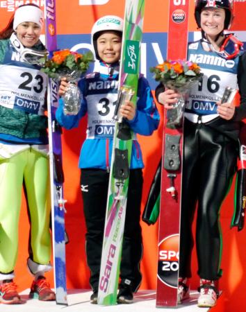 　Ｗ杯最終戦を制した高梨沙羅（中央）