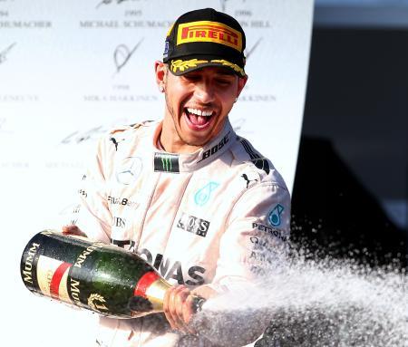 　Ｆ１の開幕戦、オーストラリア・グランプリで優勝し、喜ぶメルセデスのルイス・ハミルトン＝メルボルン（ゲッティ＝共同）